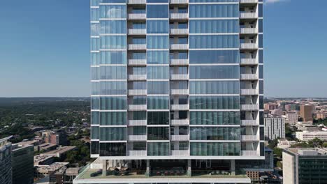 el independiente y llamativo rascacielos residencial ubicado en el centro de austin