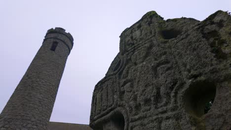 torre redonda de alta cruz pueblo histórico lugar especial atracción turística castledermot kildare irlanda en invierno