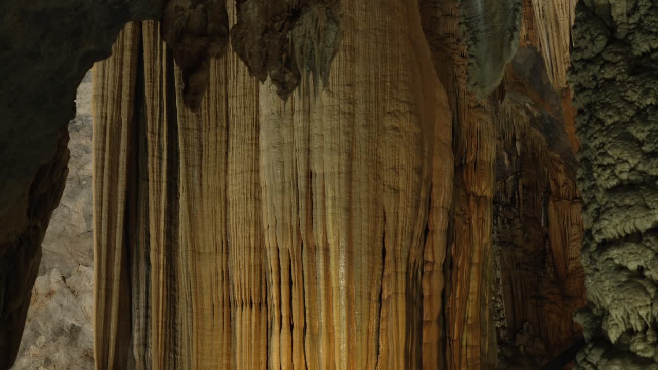 Paradise Cave stalactites stalagmites Vietnam Phong Nha Ke Bang National Park