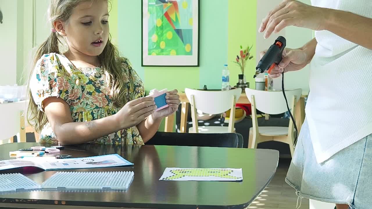 madre e hija haciendo un proyecto de artesanía de cuentas