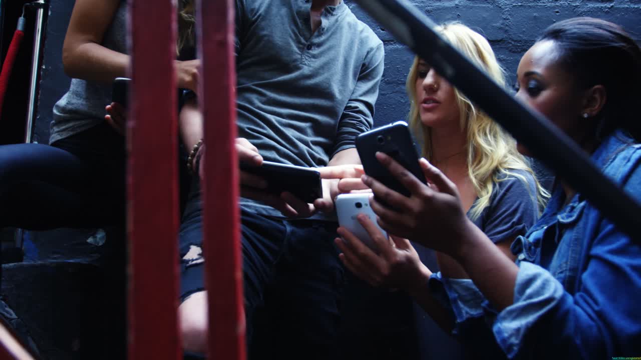 amigos jóvenes discutiendo por el teléfono móvil 4k