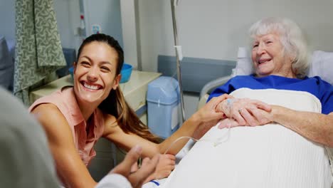 madre e hija interactuando con el médico 4k