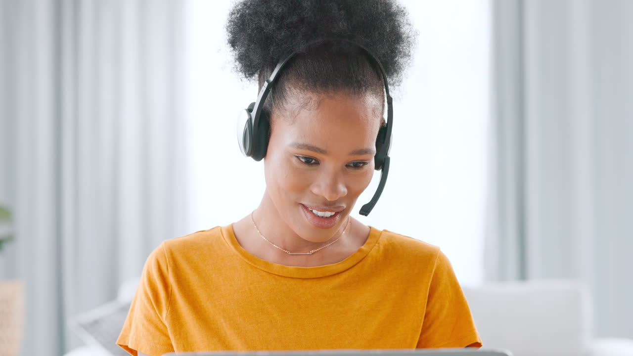 Operatore di call center felice, sorridente e sicuro di sé