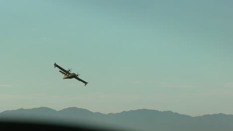 avión vuela bajo sobre la cima de la cresta