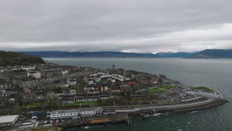 Gourock,-Schottland-An-Einem-Windigen-Tag-über-Dem-Fluss-Clyde,-Der-Schnell-Um-Die-Landzunge-Kreist