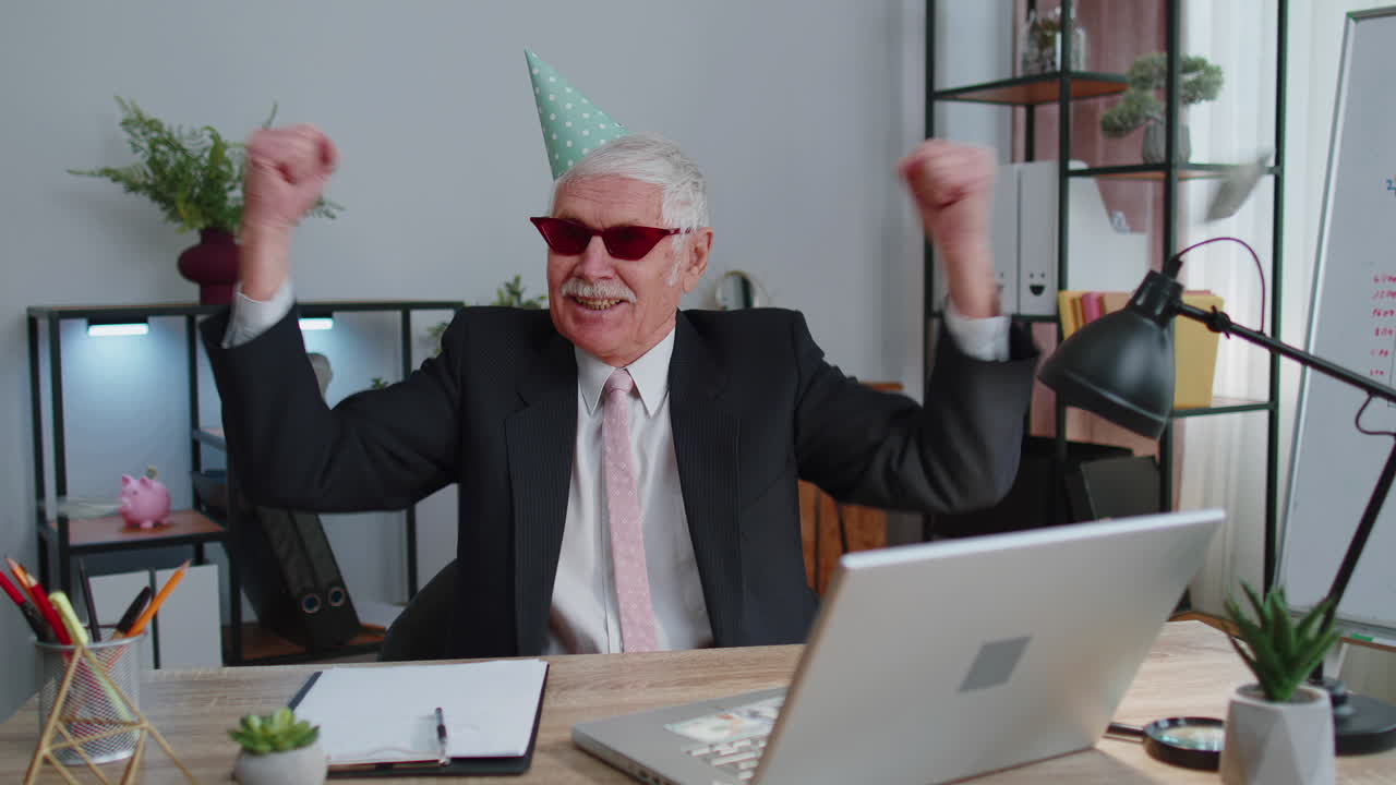 Ældre rig forretningsmand danser fejrer sejr nyder rigdom masser af penge dollar kontanter regn falder