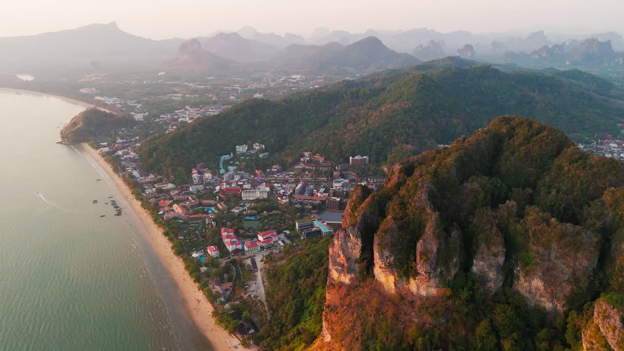 Hoàng hôn từ trên không trên bãi biển Krabi, chụp bằng drone ở miền nam Thái Lan