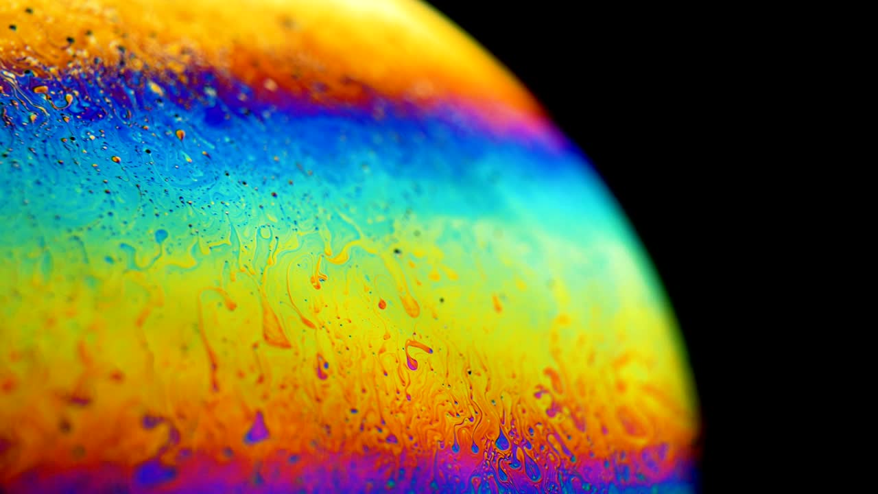 la burbuja de jabón crea una paleta de arco iris colorida y psicodélica con remolinos y olas