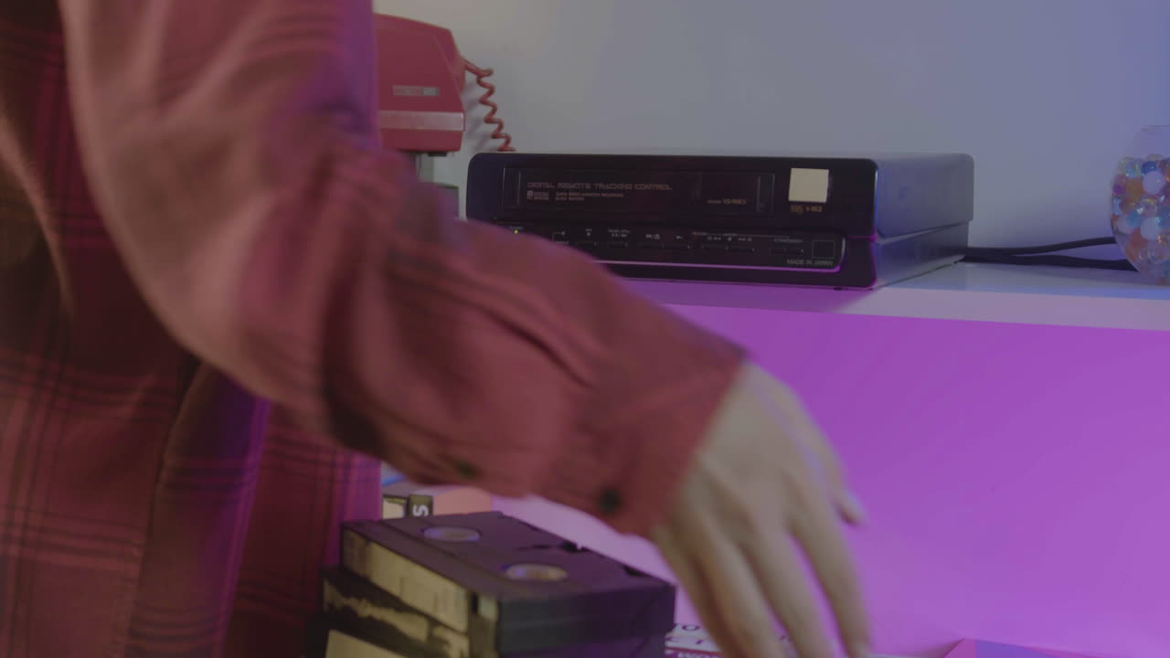 선반에 있는 비디오 vhs 장치