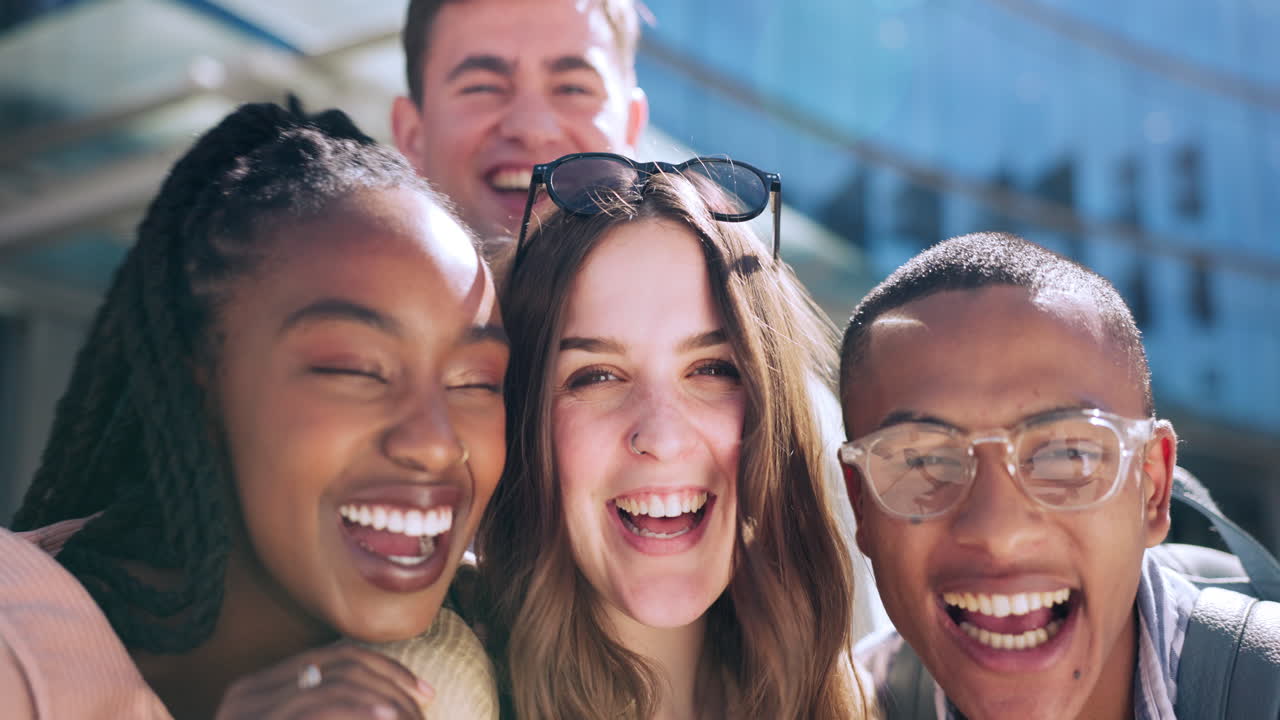 Lachen, Freunde und Selfie von Studenten