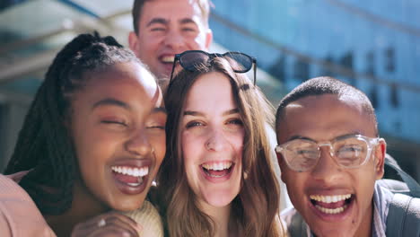 risa, amigos y cara selfie de los estudiantes
