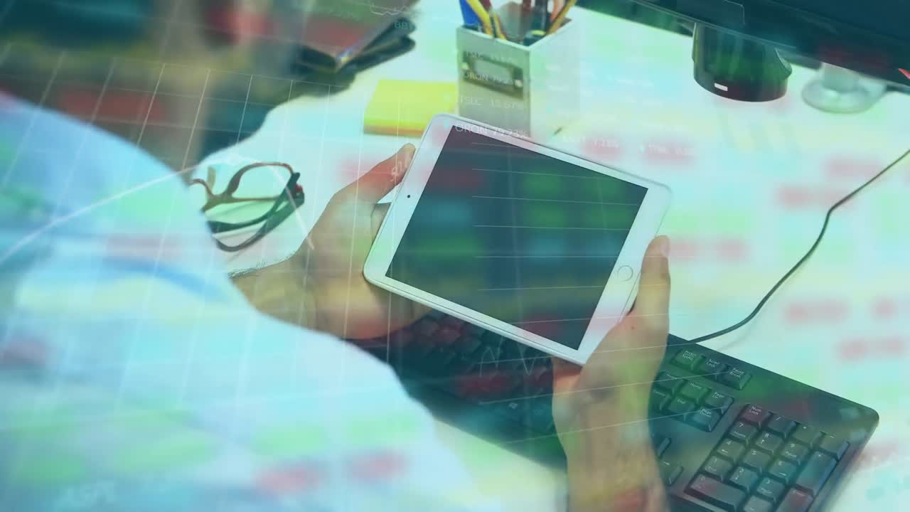 animación del procesamiento de datos financieros sobre un hombre de negocios que usa una tableta
