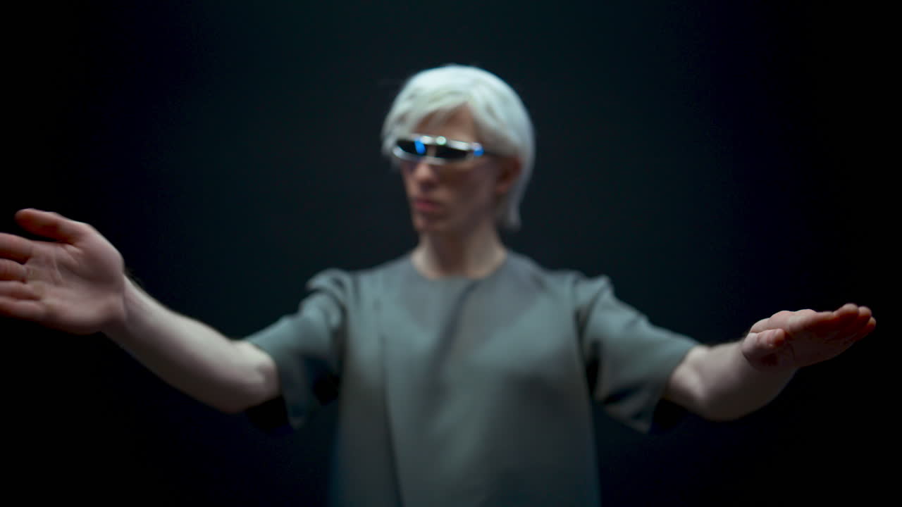 uomo intelligente che scrive su una tastiera virtuale. ragazzo futuristico che tocca un'interfaccia invisibile