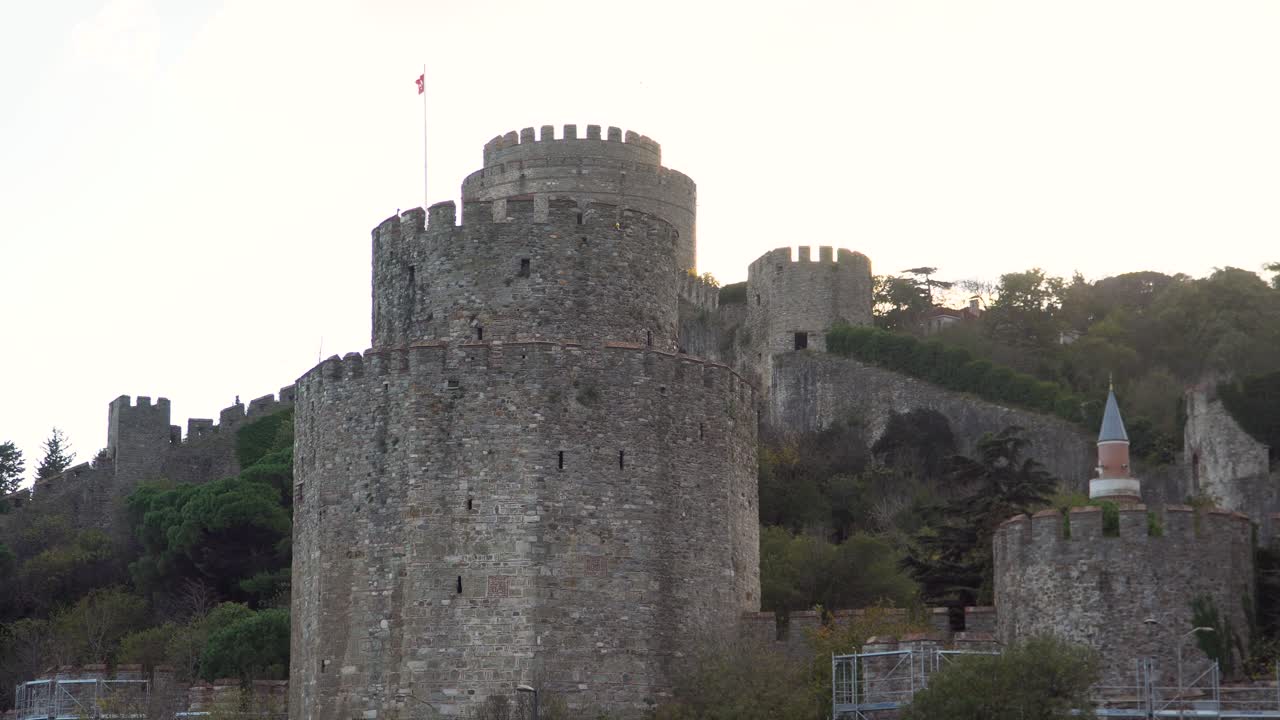 fortaleza medieval en estambul llamada castillo rumelio en un lugar histórico