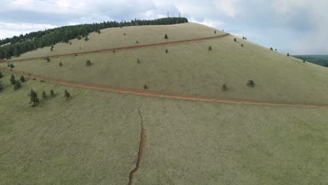 furgoneta de camping conduciendo por el sendero de la montaña en arizona - dron aéreo - tiro amplio