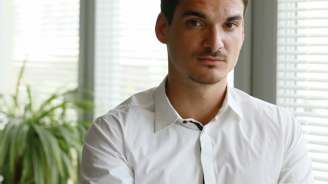 글을 쓰는 사람의 수직 판, 그리고 수평으로 바라보는