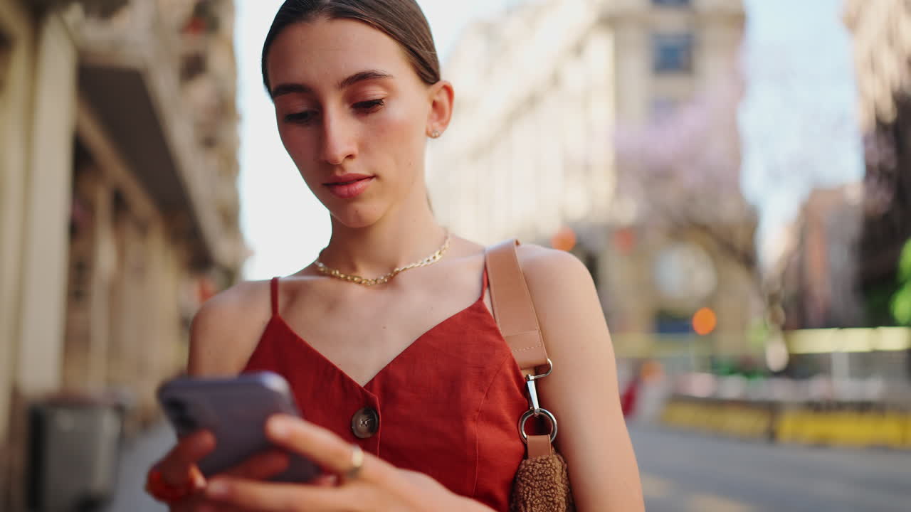 Donna che utilizza smartphone nella città