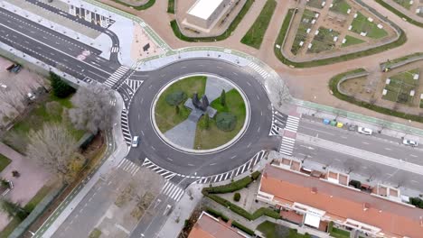 vista aérea da rotunda em salamanca, espanha, movimento rotativo