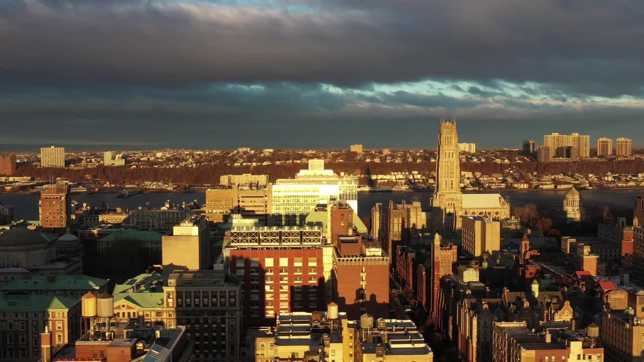 뉴욕 맨해튼의 멋진 모닝사이드 하이츠 인근의 빠른 드론 슬라이드 옆으로 보기