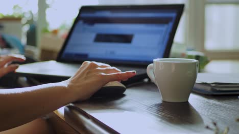 Mujer-Trabaja-En-La-Oficina-En-Casa,-Mujer-Independiente-Trabaja-Desde-Casa