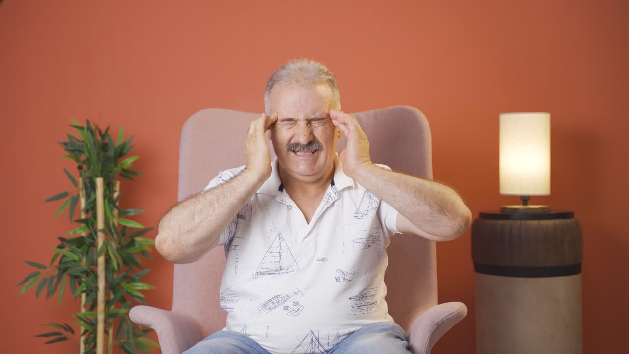 un anciano con dolor de cabeza.