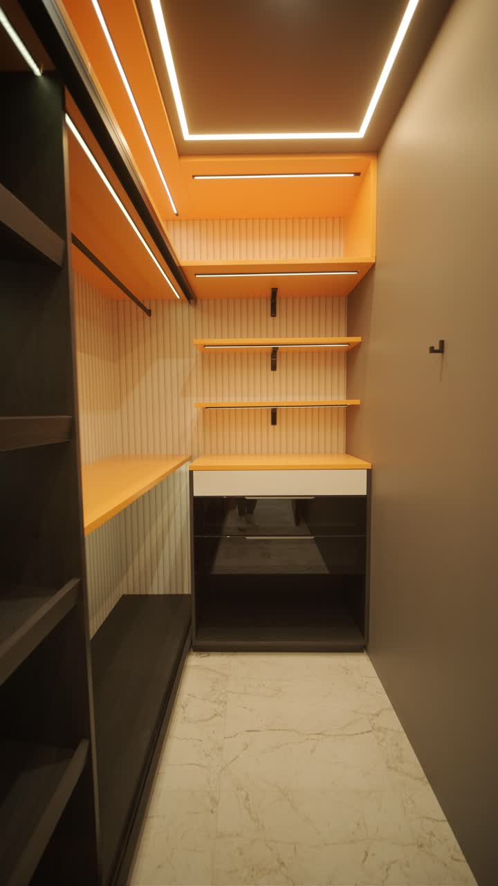 interior de hogar minimalista elegante y elegante con líneas limpias, colores neutrales e iluminación ambiental cálida, creando un ambiente acogedor y moderno.