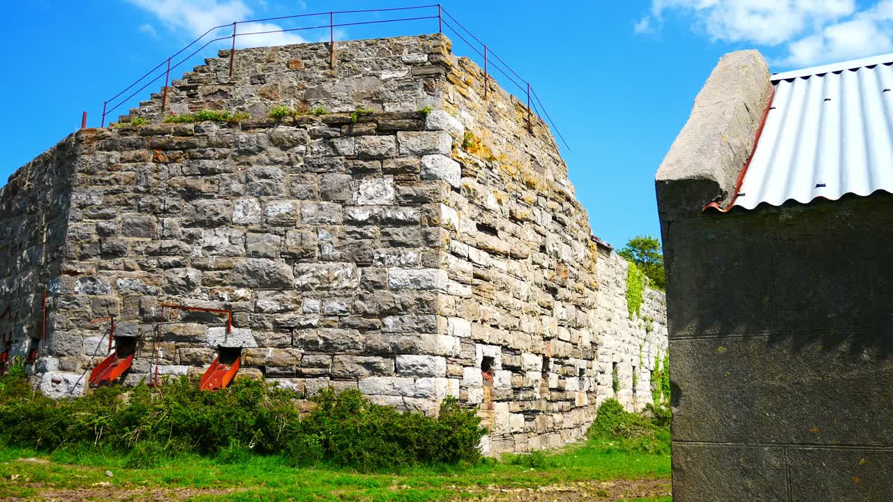 viejos edificios de restauración de molino de piedra emblemáticos abandonados en la campiña costera industrial de gales dolly dejó revelar
