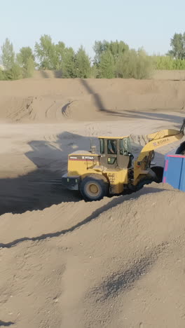 xgoma wheel loader loading a truck with sand