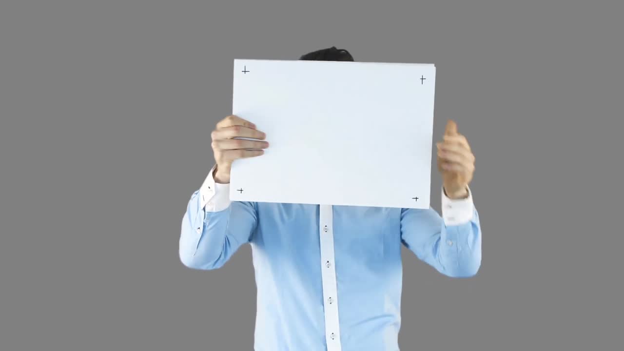 우아한 미소 짓는 남자가 카드를 떨어뜨린다