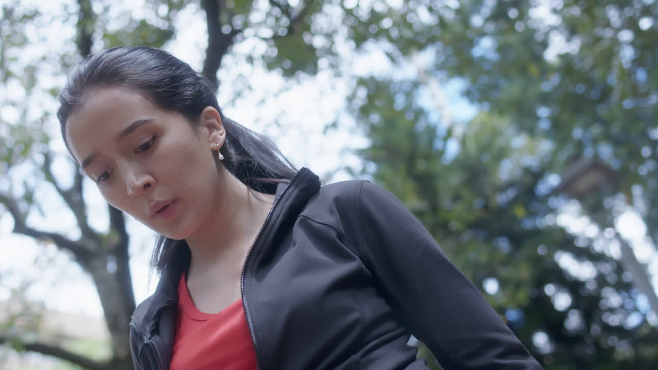 요가를 하는 몸의 긴  ⁇ 리 털이 있는 소녀의 근접 촬영