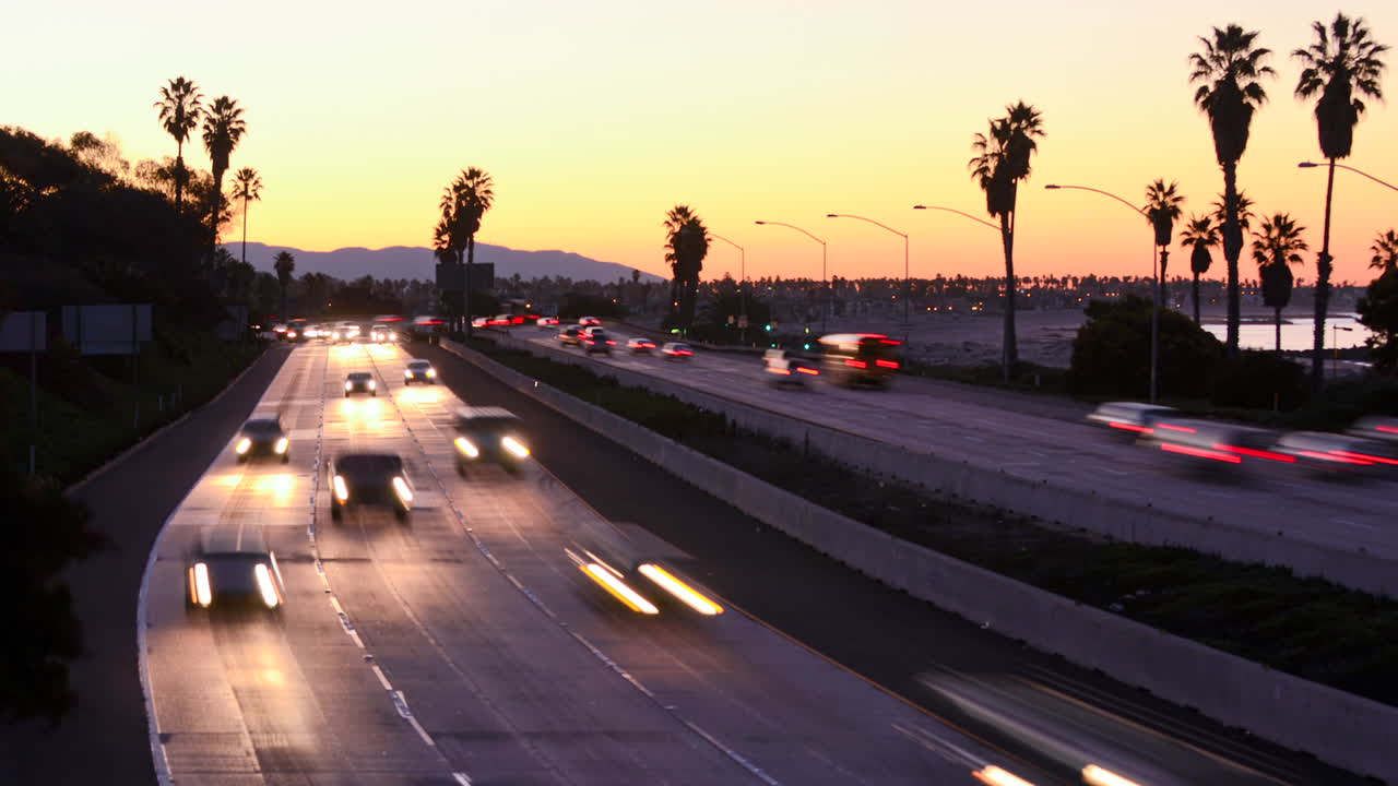 Time lapse di auto che viaggiano su un'autostrada al tramonto o al crepuscolo