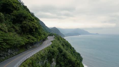 Carretera-Provincial-9-La-Carretera-Más-Escénica-Del-Mundo-Con-Una-Pendiente-Pronunciada-A-Lo-Largo-De-La-Costa-Este-Del-Océano-Atlántico-De-Taiwán