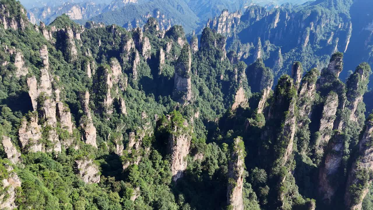 Spettacolari riprese con drone degli iconici pilastri di arenaria quarzifera a Zhangjiajie, Cina. Perfetto per documentari di viaggio e progetti a tema naturalistico.