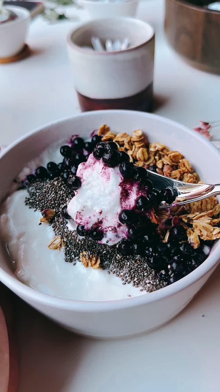 yoghurt parfait con granola y arándanos