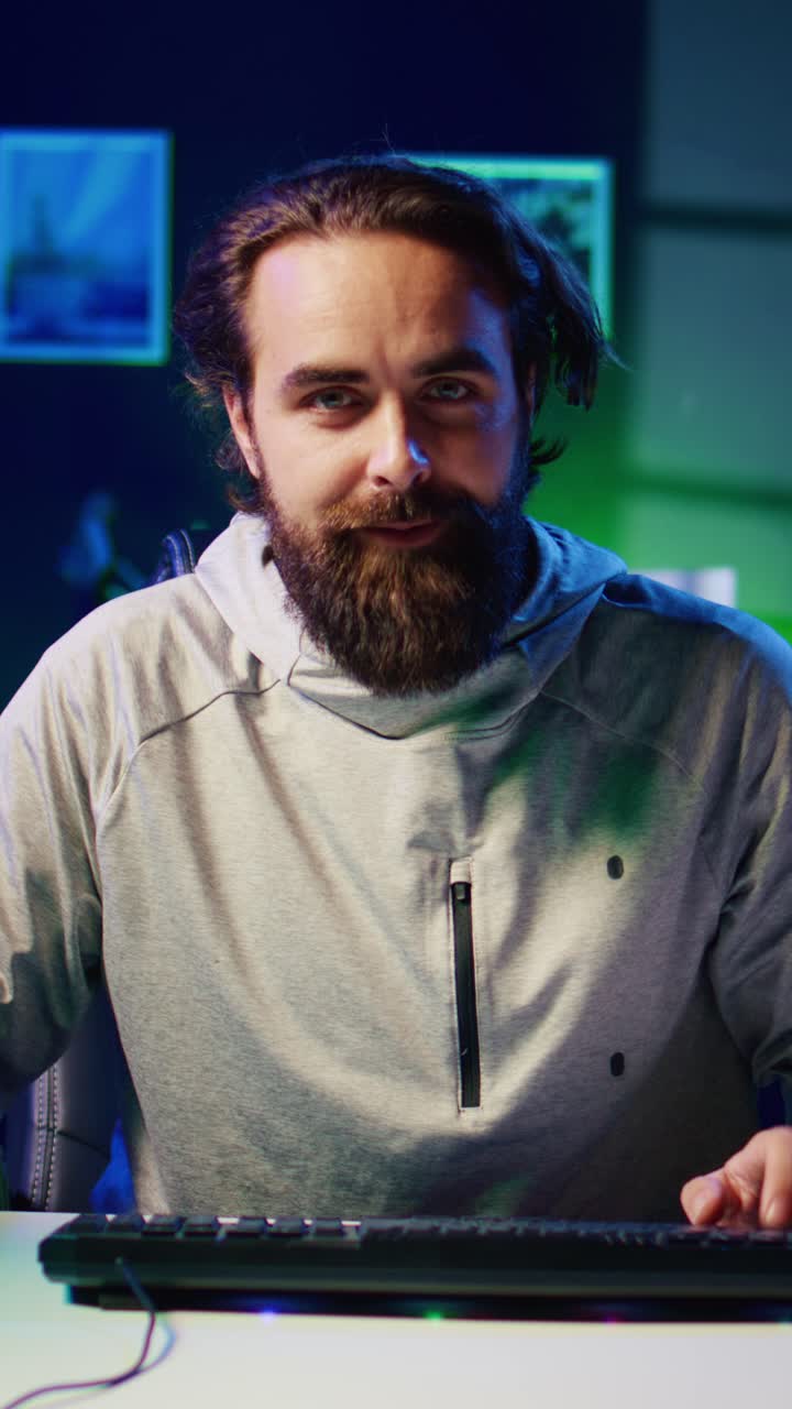 Ein Ersteller von vertikalen Videos dreht seinen Gaming-Stuhl um, begrüßt das Publikum und filmt ein E-Sport-Tutorial