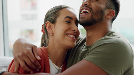 pareja feliz, en casa y un abrazo por amor