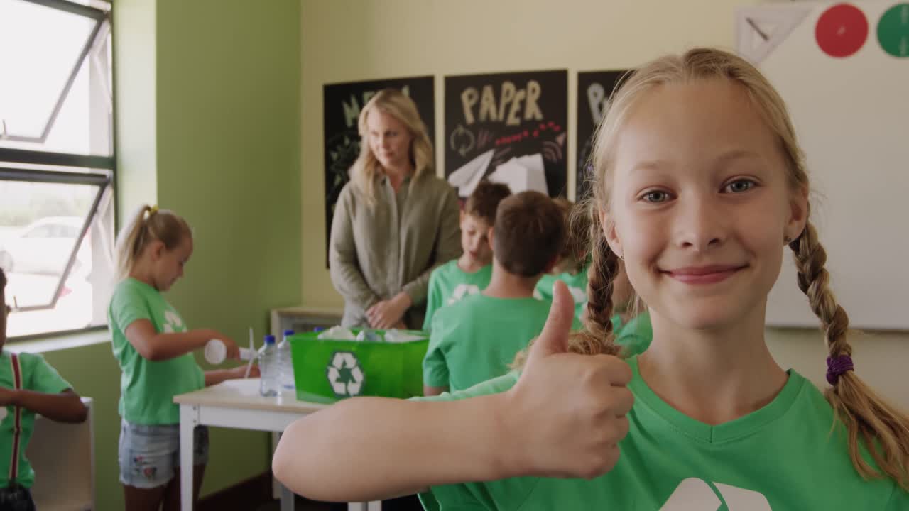 девушка в футболке с символом переработки, показывающей пальцы вверх