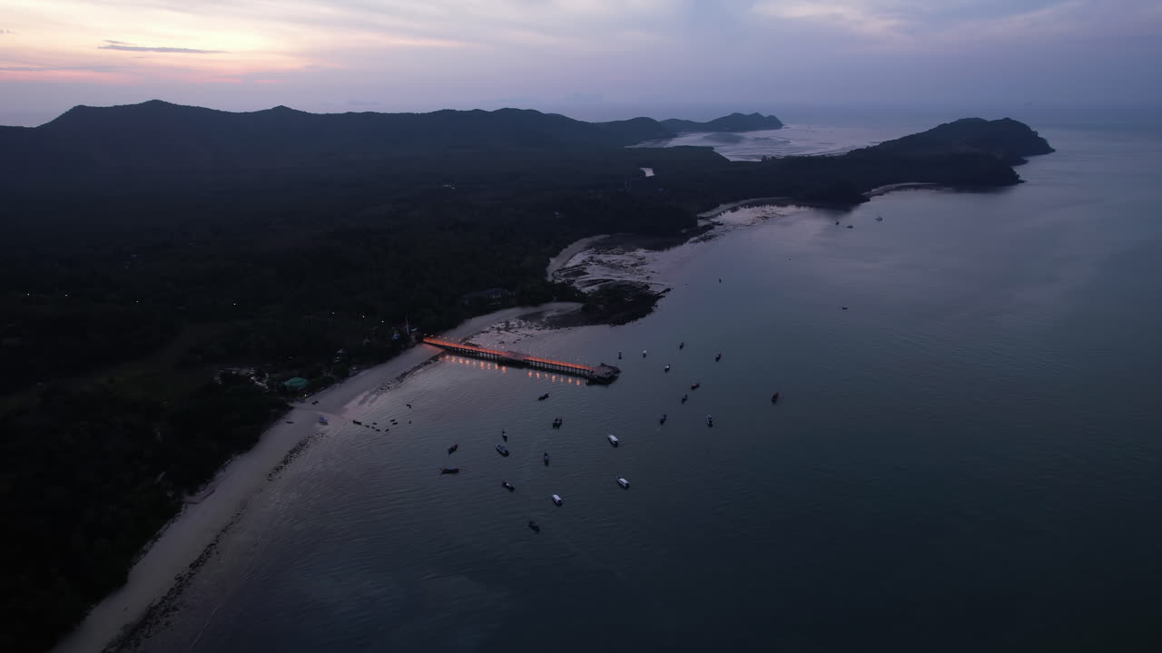 코야오야이 섬을 내려다보는 드론 촬영, 태국의 황혼