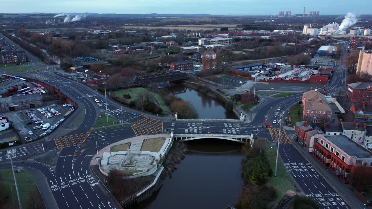 공중 이른 아침 도시 거리 교통 통근 교차로 차선 횡단 곡선 강 앞으로 상승 기울기