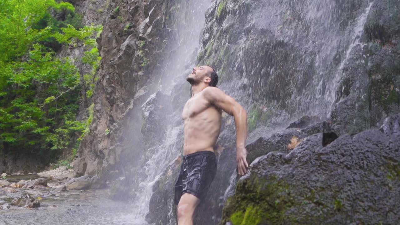 cascada y hombre fuerte en la naturaleza.