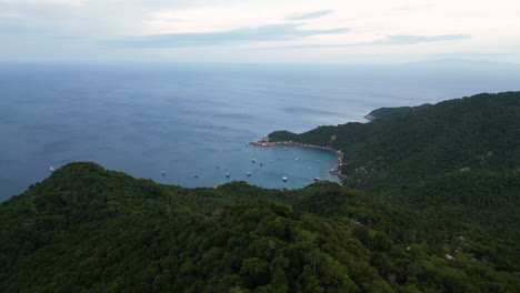 Antena-Sobre-El-área-Alrededor-De-La-Playa-De-La-Bahía-De-Mao,-Una-Conocida-Zona-De-Buceo,-Cerca-De-Koh-Phan-ngan,-Surat-Thani,-Tailandia