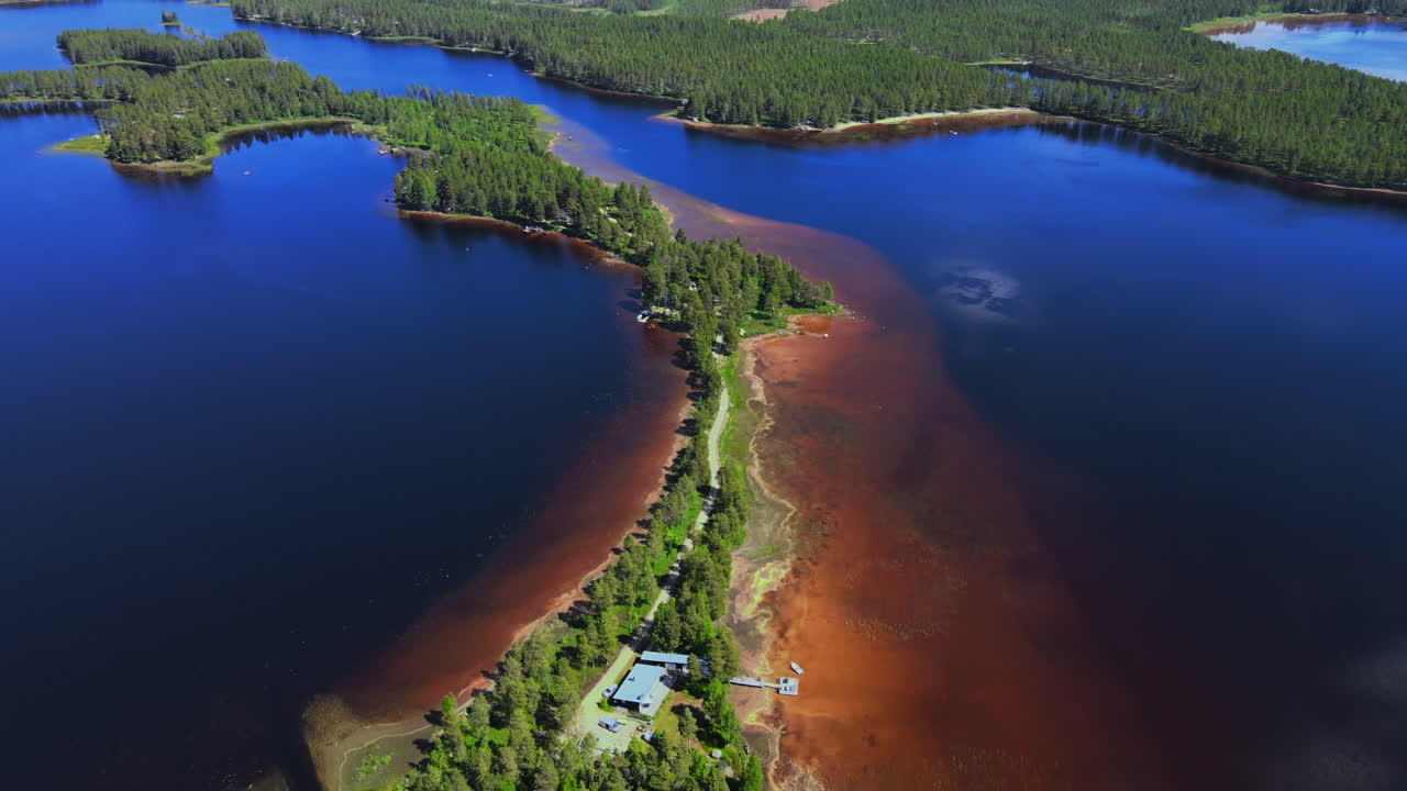 Lys og vakker fargekontrast i et droneopptak av øy og hav ved Busjön, Vansbro, Sverige - sakte film fra luften