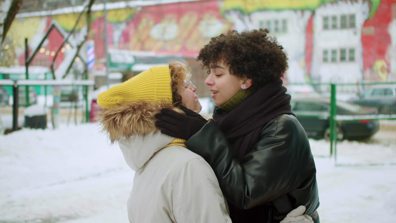 함께 시간을 보내는 레즈비언 커플