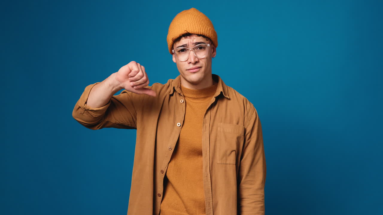 hombre dando un pulgar hacia arriba