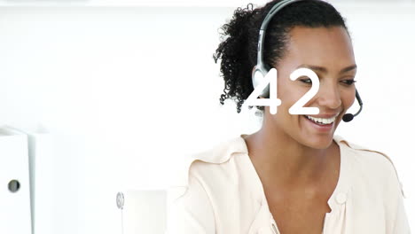 animación de números cambiando sobre mujer de negocios usando auriculares de teléfono