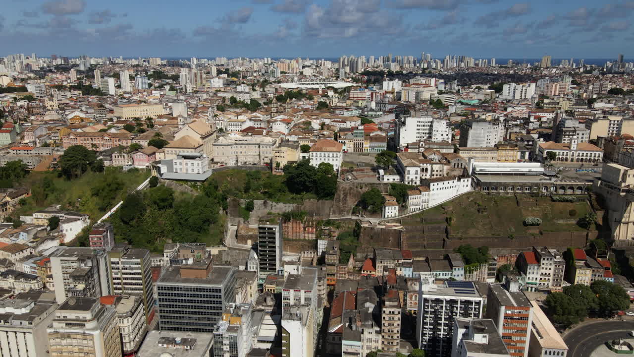 Veduta aerea dello skyline di Salvador, Brasile, con edifici e cielo sereno.