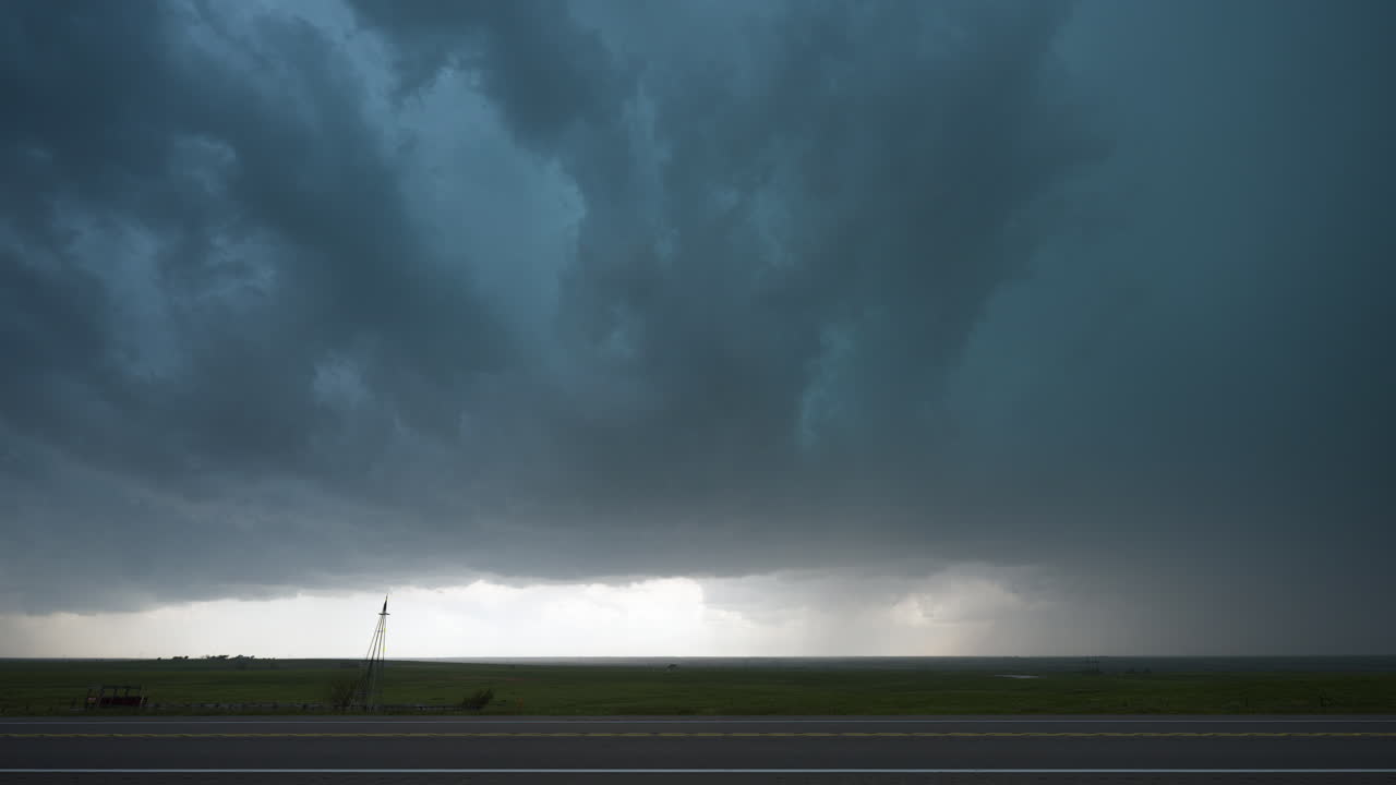Køretøjer kører under mørke stormskyer, hurtig bevægelse og truende himmel