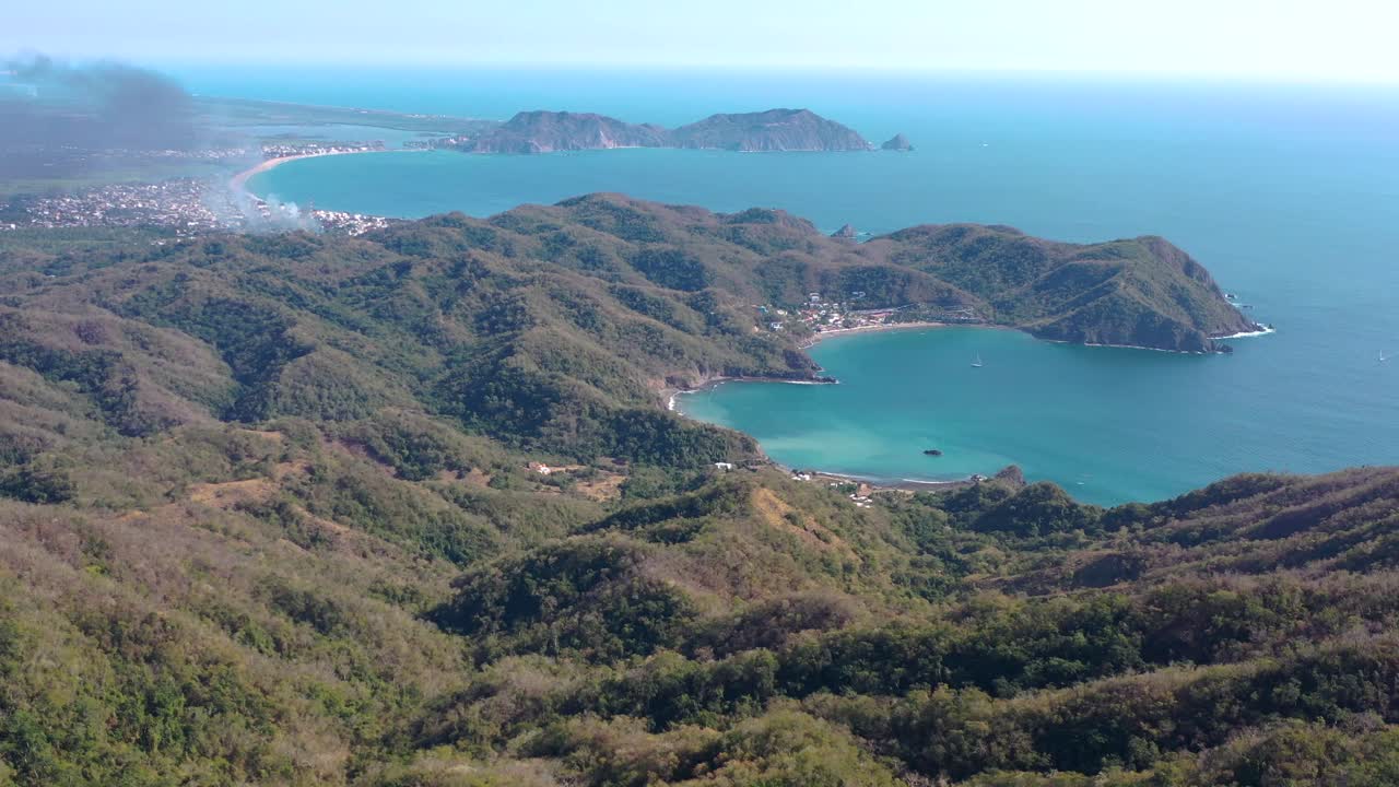 impresionante vista aérea de las montañas y el océano azul en méxico