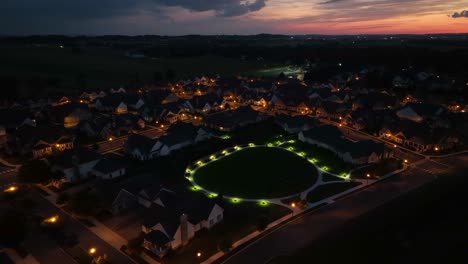 Iluminación-De-Condominios-Durante-El-Atardecer-Dorado.