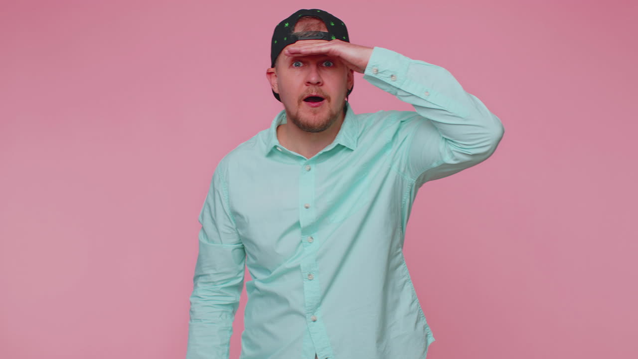 수염을 가진 남자가 카메라에 친절하게 미소 짓고 손을 흔들며 인사나 작별 인사를 합니다.